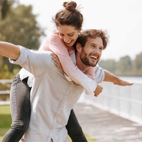 Щаслива пара похилого віку на свіжому повітрі