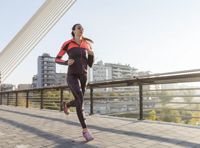 Молода жінка бігає на свіжому повітрі - здоровий спосіб життя